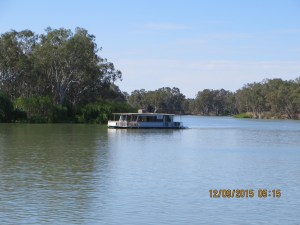 A passing house boat at the Renmark Caravan Park