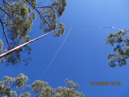 looking-up-the-antenna-set-for-80-metres